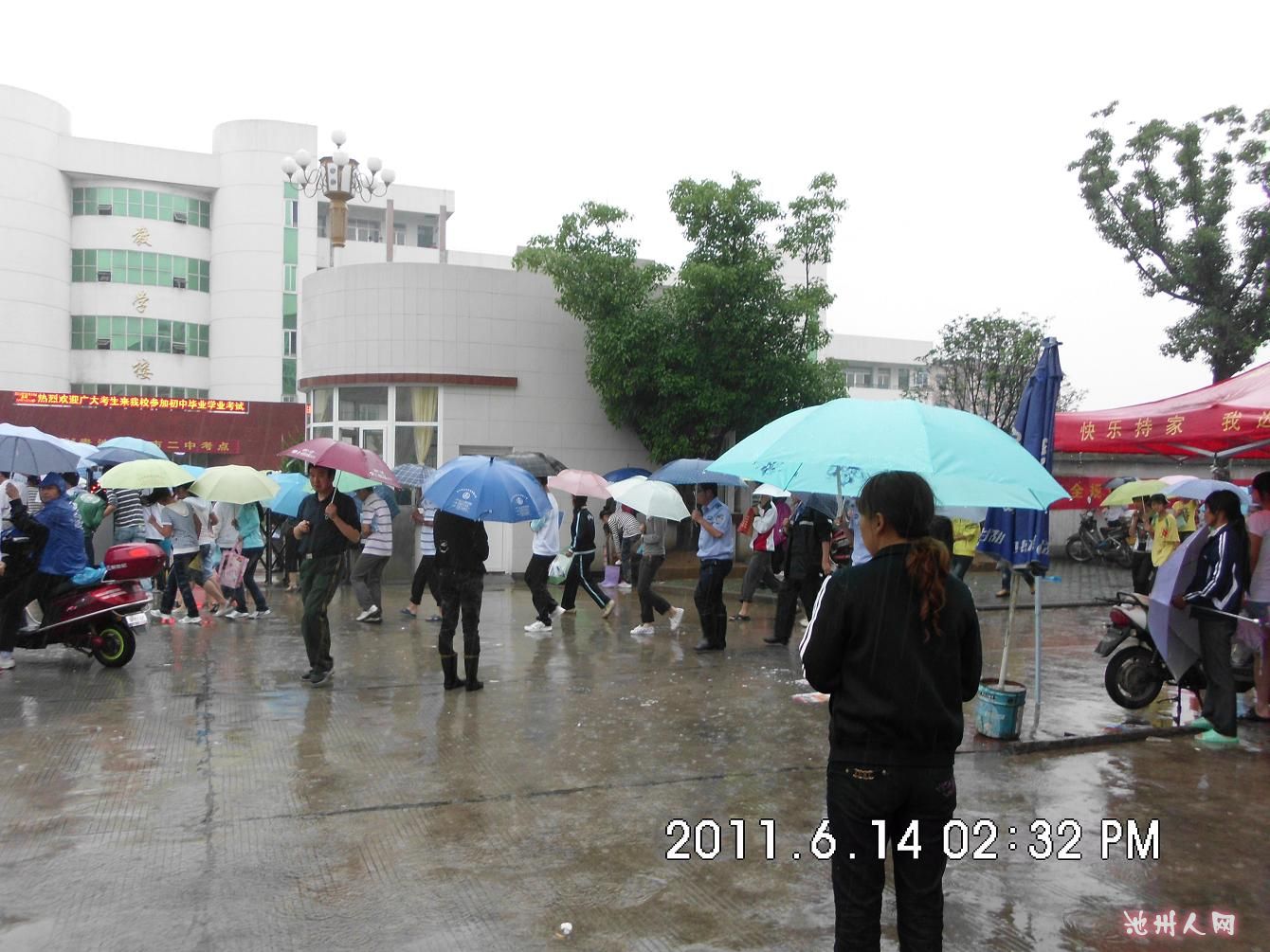 中考第二中学考点场外情景图片 - 池州民声 - 池