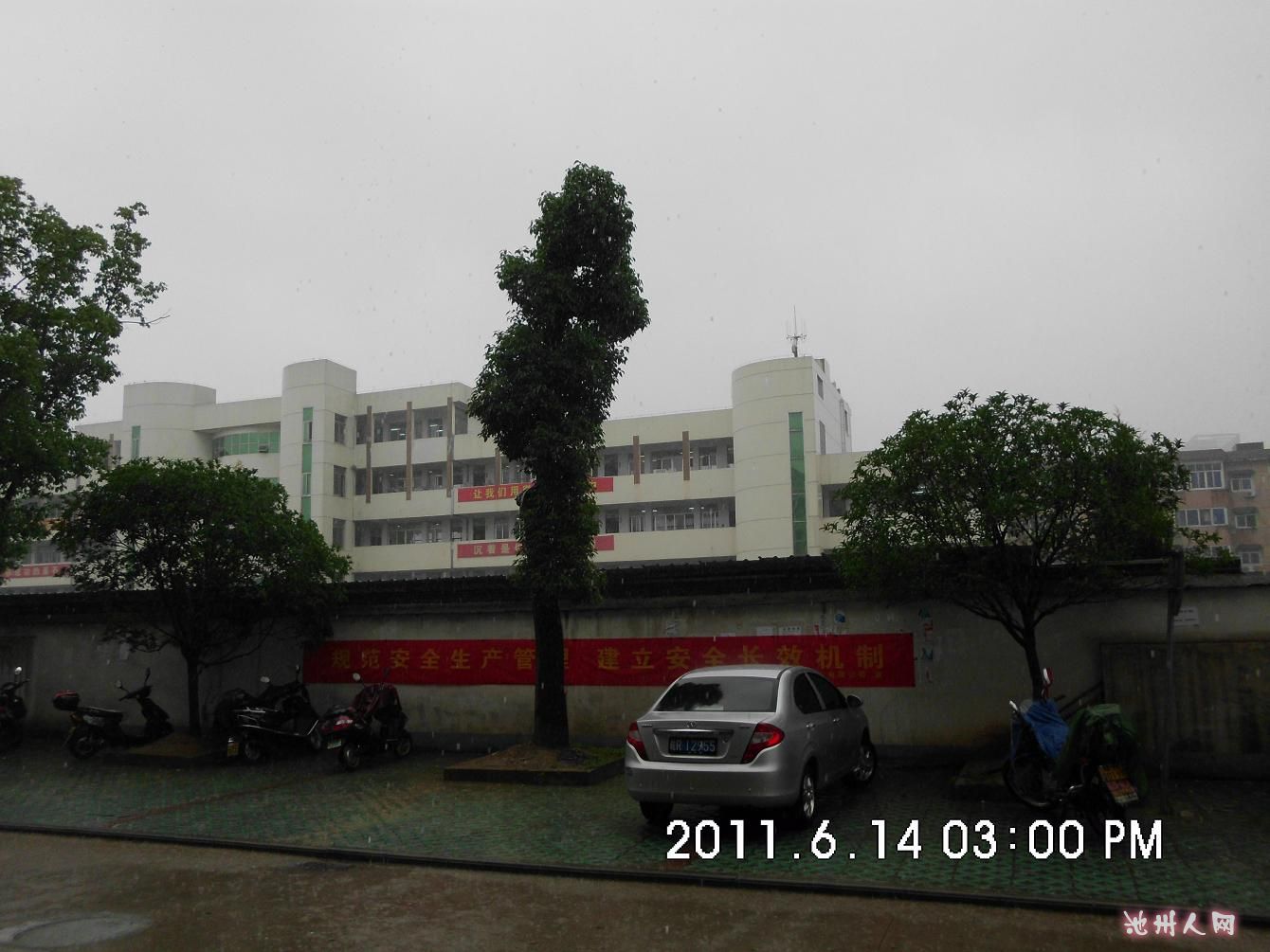 中考第二中学考点场外情景图片 - 池州民声 - 池