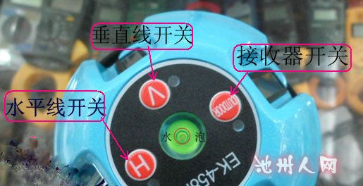 正交精度:9060"B.垂直精度:1mm/5m下对点精度:1mm/1.4m C.自动安平范围:约2.5(电子传感器产品:约4) D.工作距离:室内工作距离半径约10m。采用探测器,工作半径不小于50m。E.连续工作时间:约8小时 3、使用方法:(1).将仪器安置在脚架上,或者一个稳固的平面上,大致整平仪器。仪器倾斜度过大,超出安平范围,激光管将自动关闭(活出现声音报警) (2).