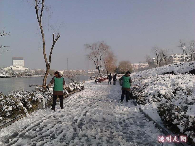   环卫工人 在扫雪、打雪