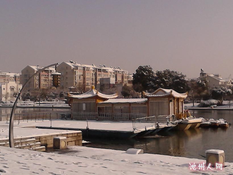  船上的  雪 景