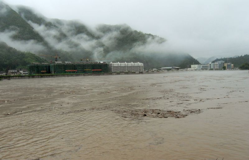 6月8曰大暴雨石台县暴发山洪.图为秋浦河咆哮的洪水