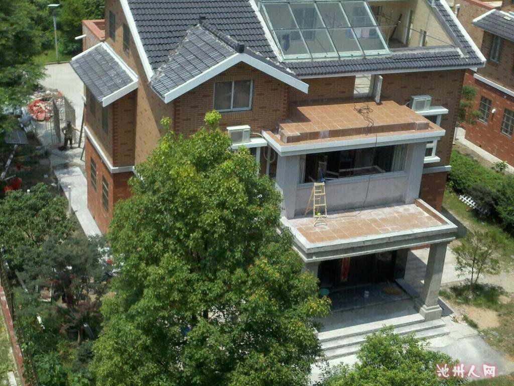 汇景小区别墅里中考时间的中午1点,电钻声不停