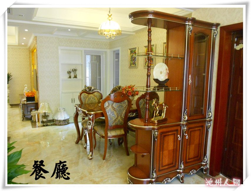 欧式马士革花纹壁纸,客厅电视背景墙采用大理石包边