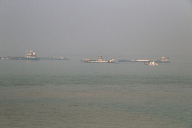 渡船在海监船的护送下驶向江对岸