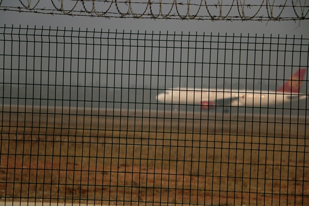 突然一架从上海飞来的飞机滑进机场