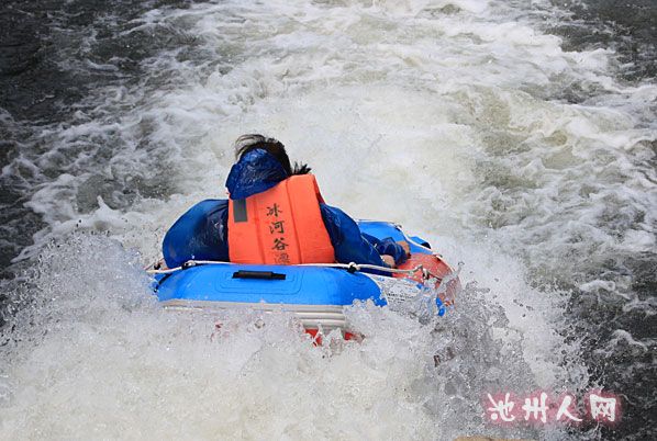 实拍九华天池风景区冰河谷激情漂流(组图)