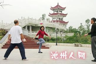 老年人踢毽子可提高抗病能力.jpg