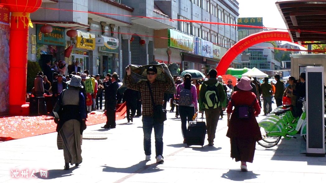 西藏的阳光刺得人都睁不开眼睛