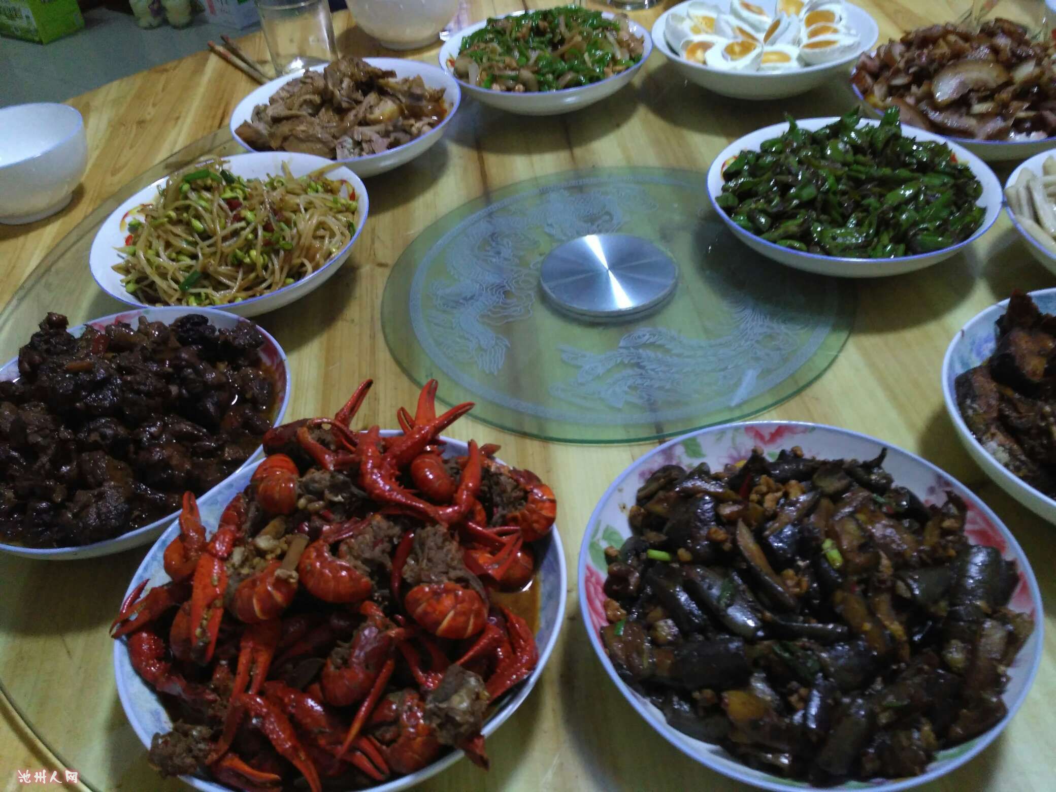 准备吃饭啦,今晚菜更多,大圆桌都架上了