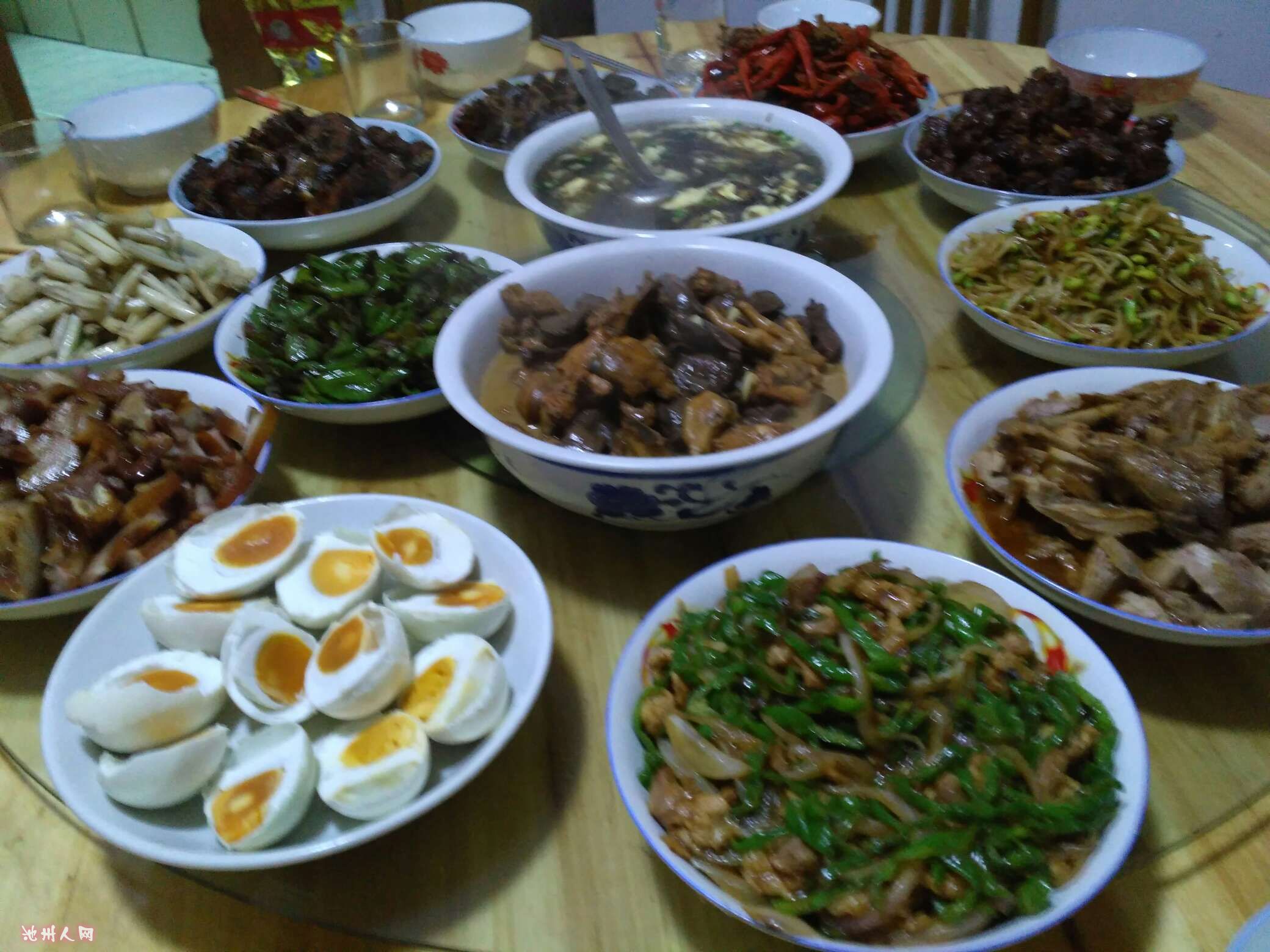 准备吃饭啦,今晚菜更多,大圆桌都架上了