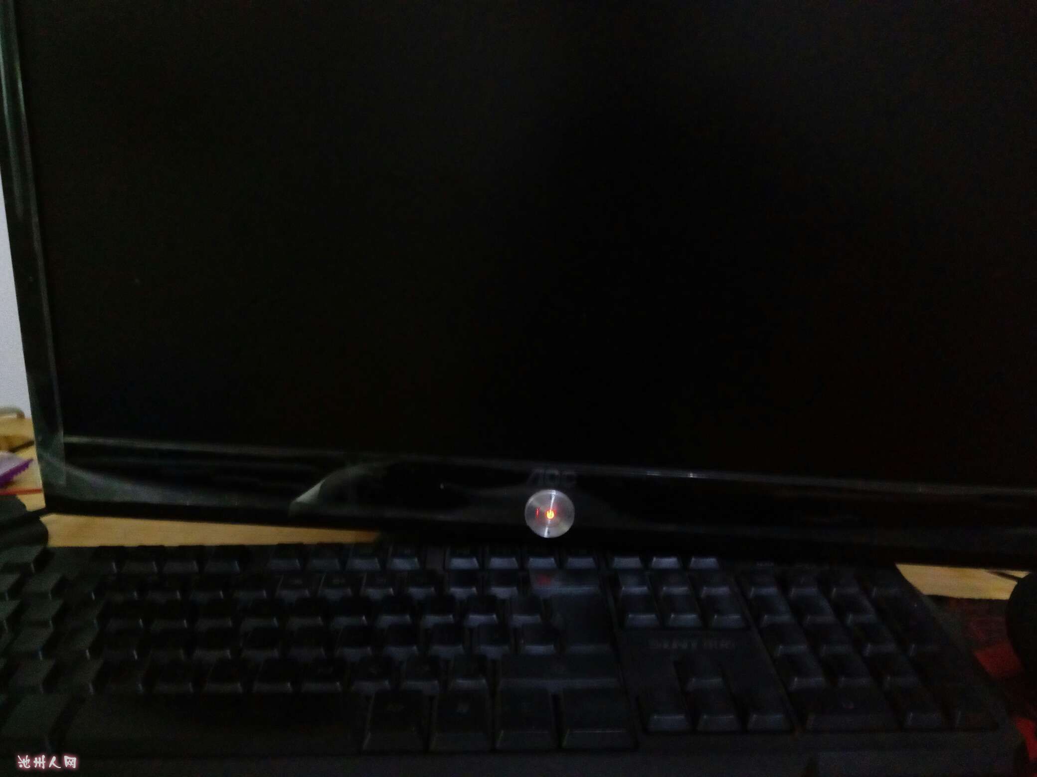 电脑开机后显示器黑屏主机在工作_电脑黑屏主机还在运行_主机正常开机显示器黑屏