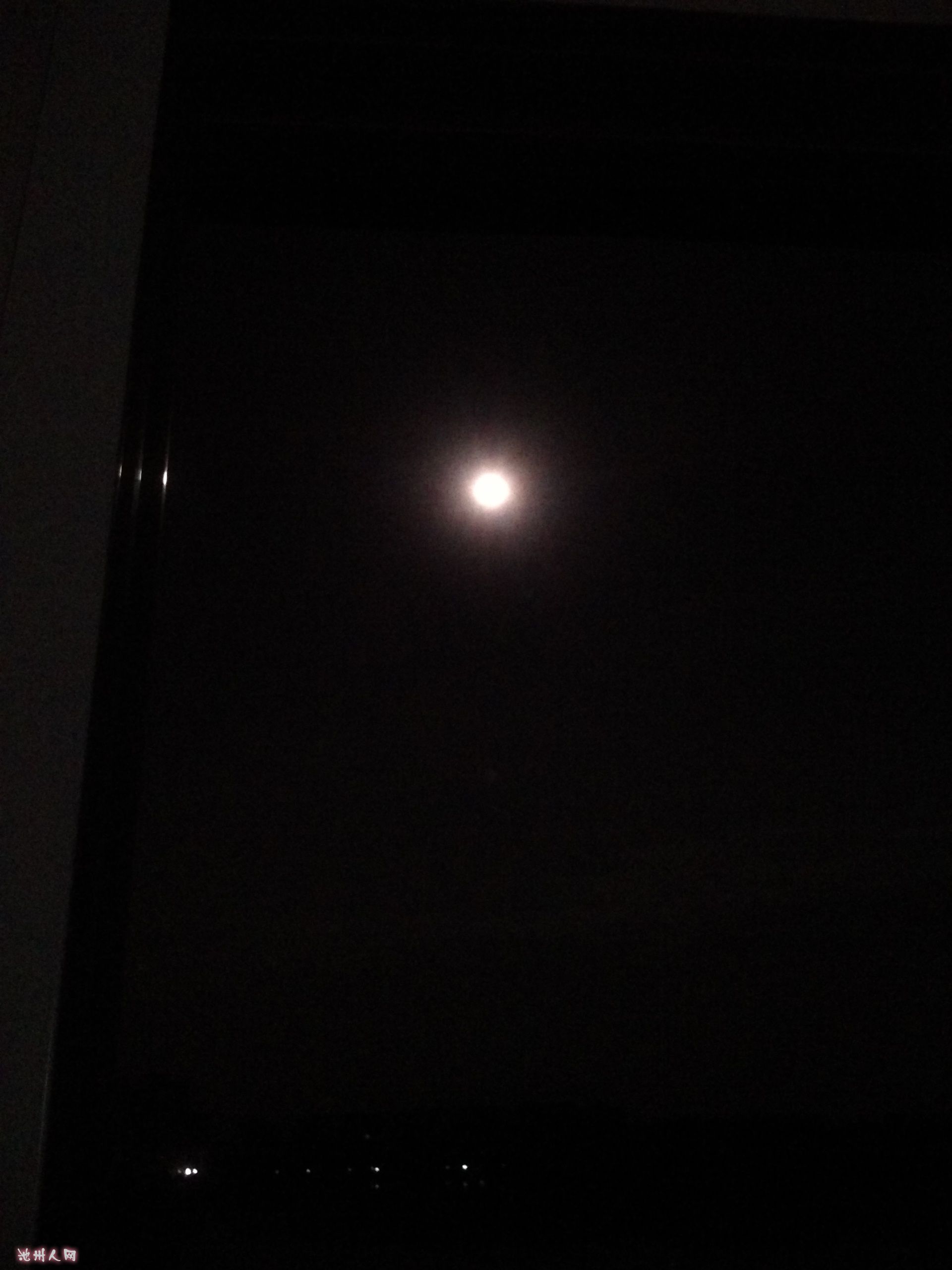 晚上的月亮又圈又亮