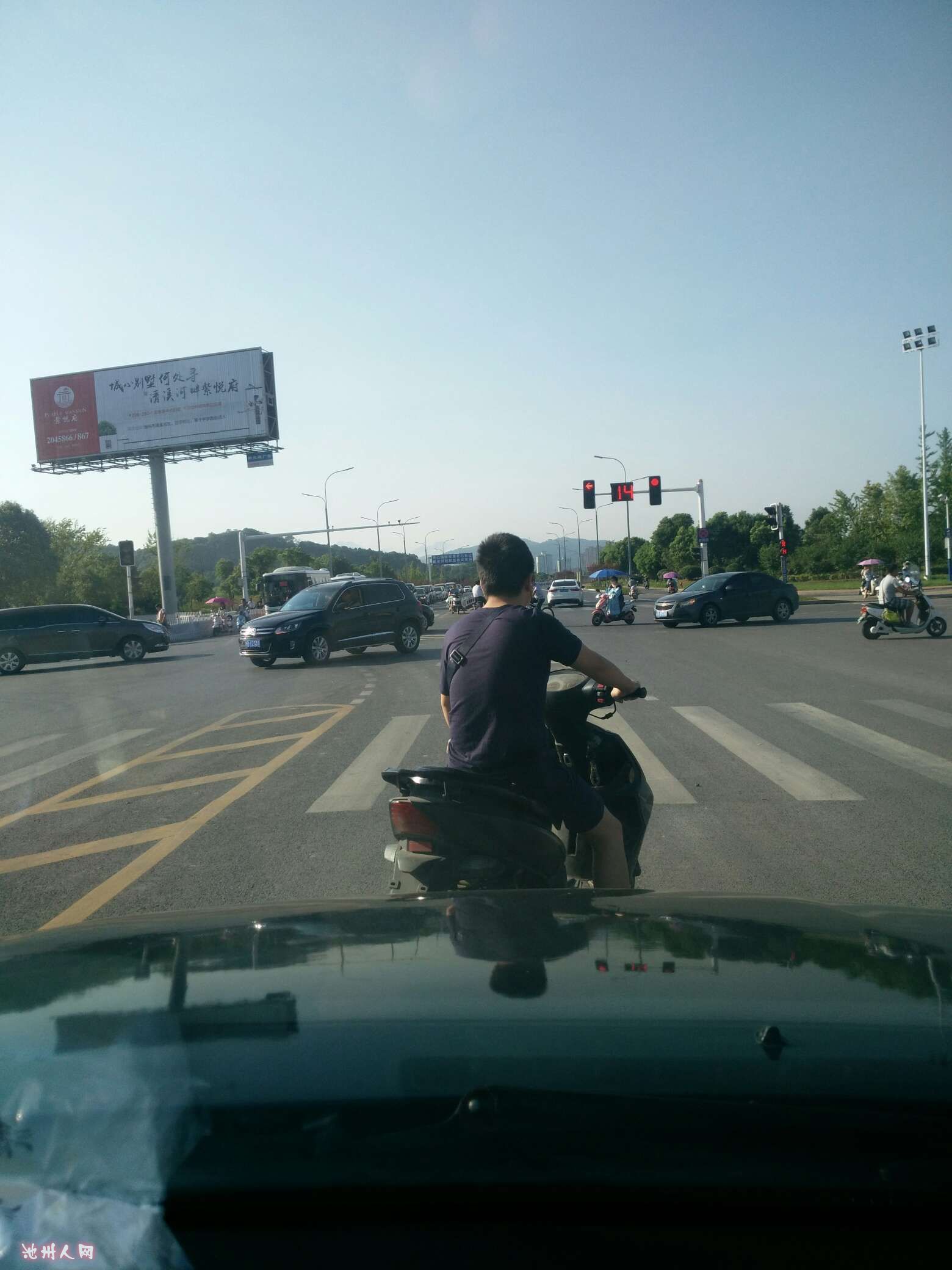 早上开车上班左拐弯绿灯一个小青年骑摩托车横穿并极速