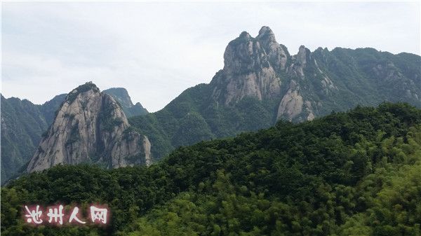 左：天柱峰，右：蜡烛峰.jpg