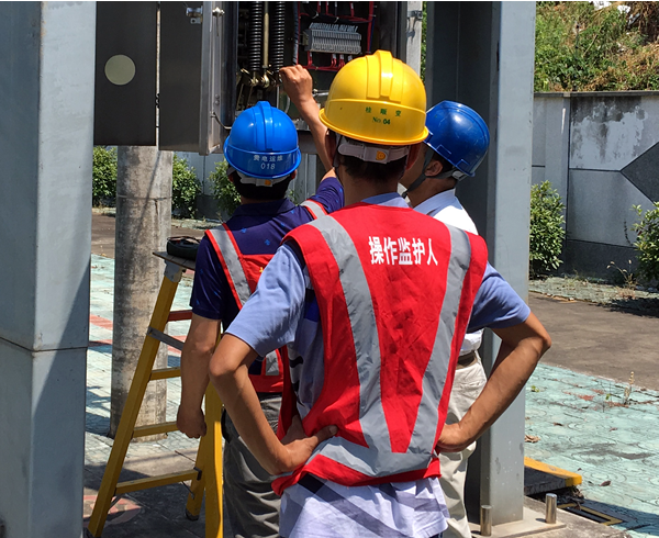 7月24日，贵池供电公司运维检修部抢修人员在35千伏桂畈变电站排除2号主变302开关合闸.png