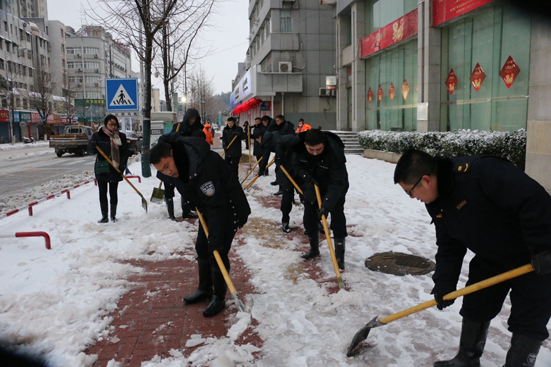13 市行政执法局四大队在秋浦路扫雪除冰.jpg