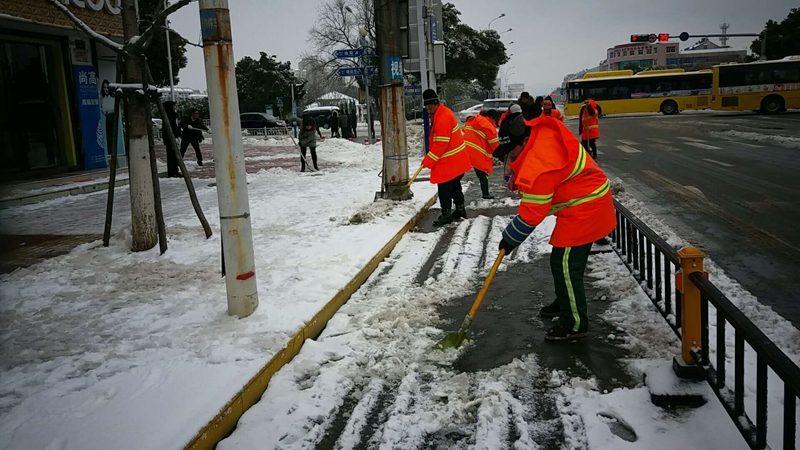 15 环卫工人在秋浦路桥附近扫雪除冰_.jpg