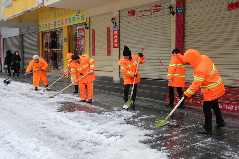 16 环卫工人在西村西街扫雪除冰.jpg