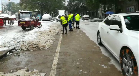 社区和曙光救援在罗城路铲雪