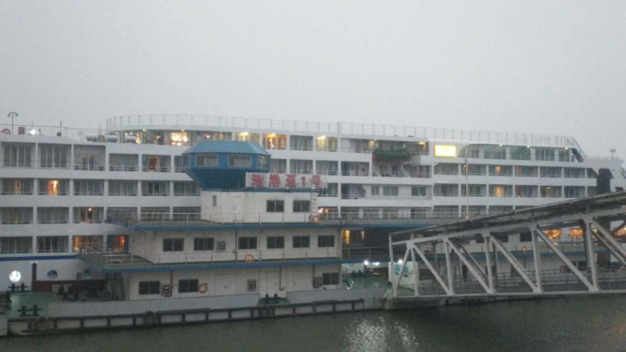 今早长江黄金8号游轮又来梅龙旅游码头了