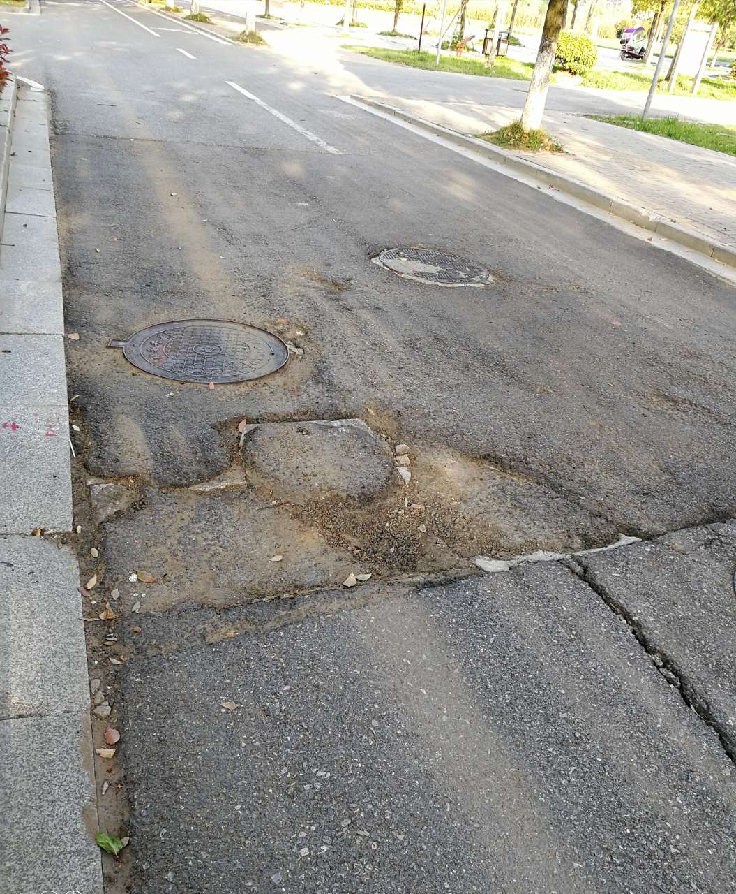 清风东路上这小段的非机动车道该要维修了