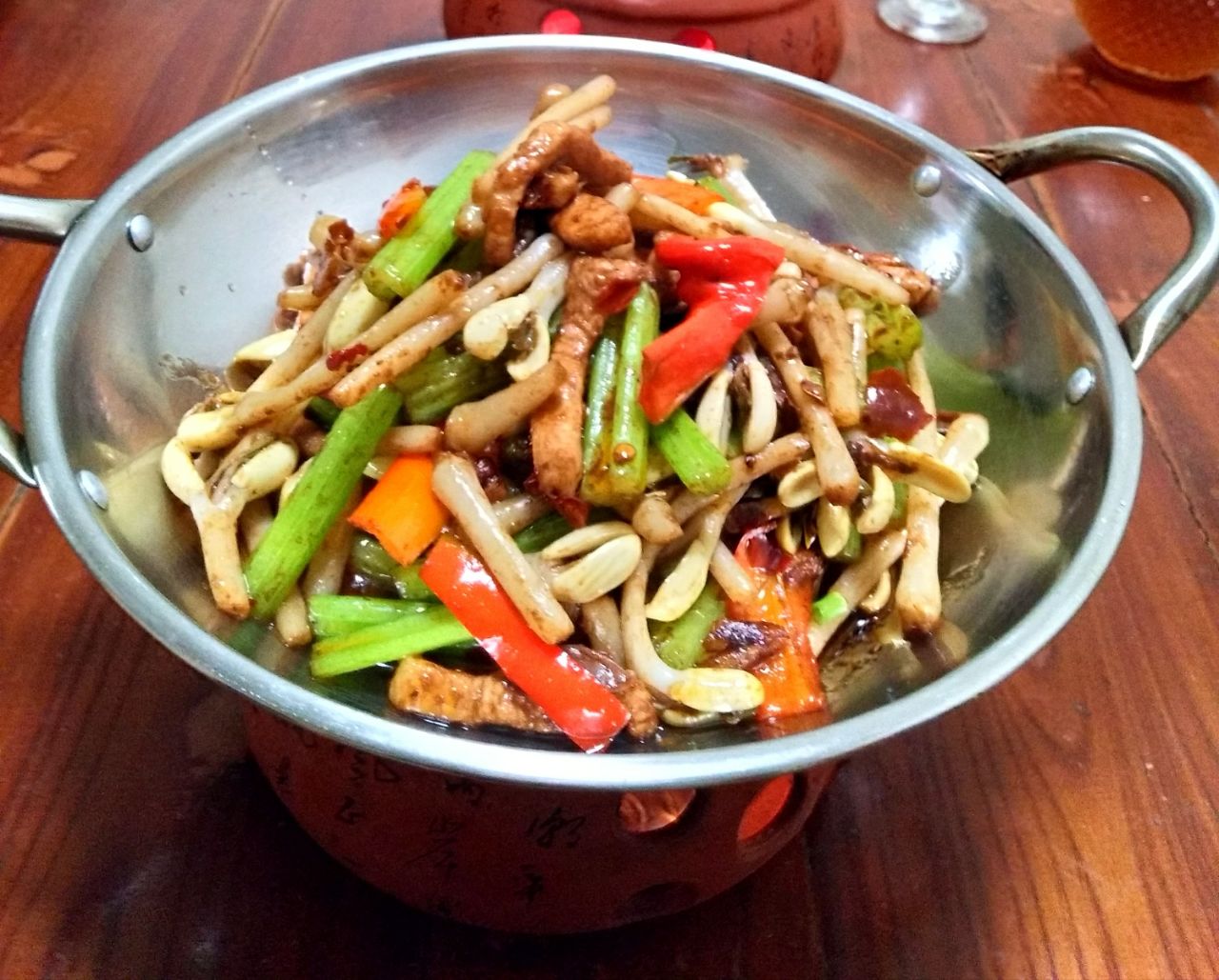 晚餐做一道《干锅花生芽》风味独特,馋死你的嘴