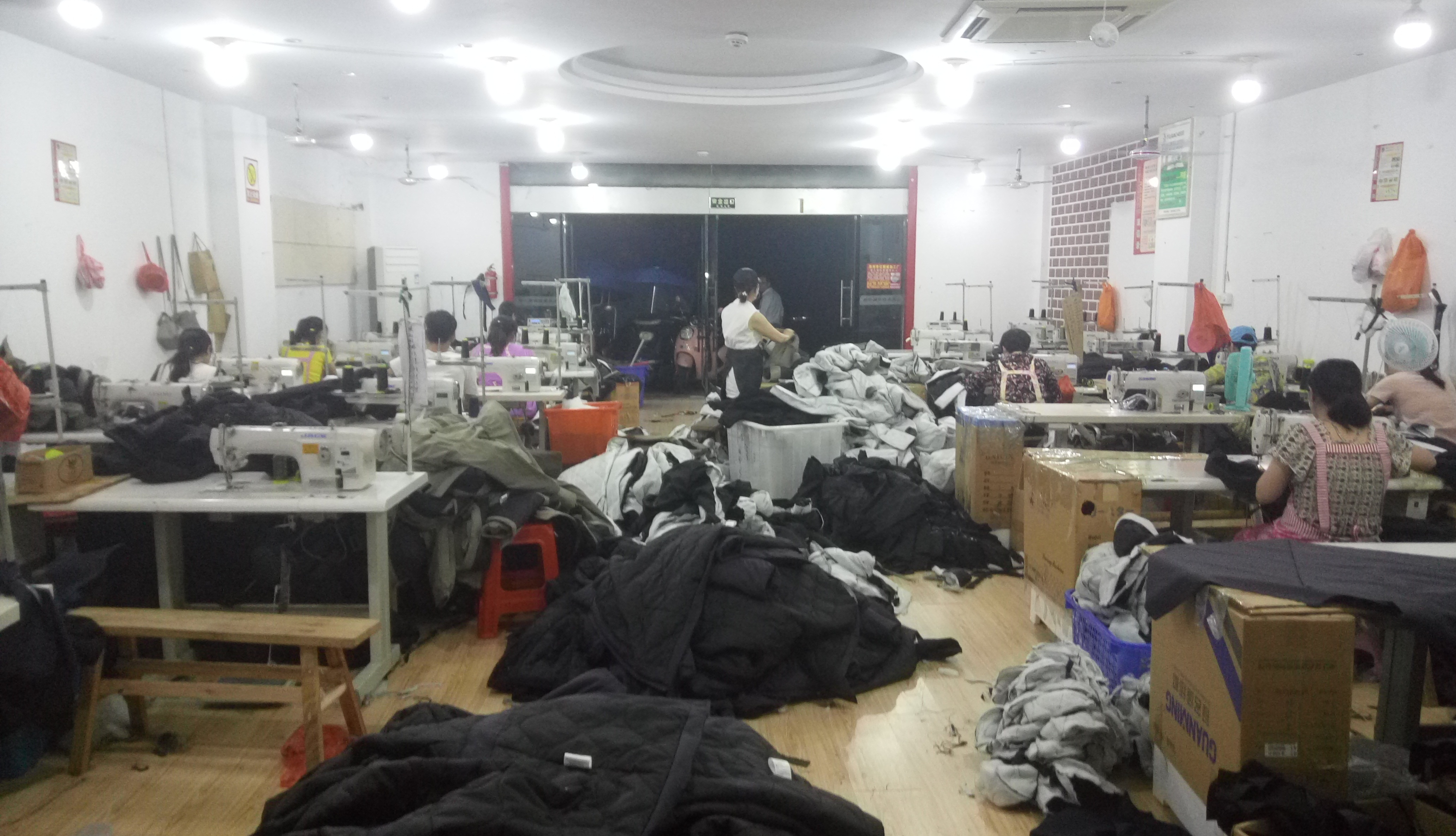 给你们看看一位网友发的，住宅小区内门面里的服装厂