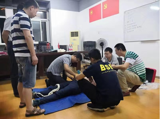 章文华和医疗组成员给队员演示应急救护培训