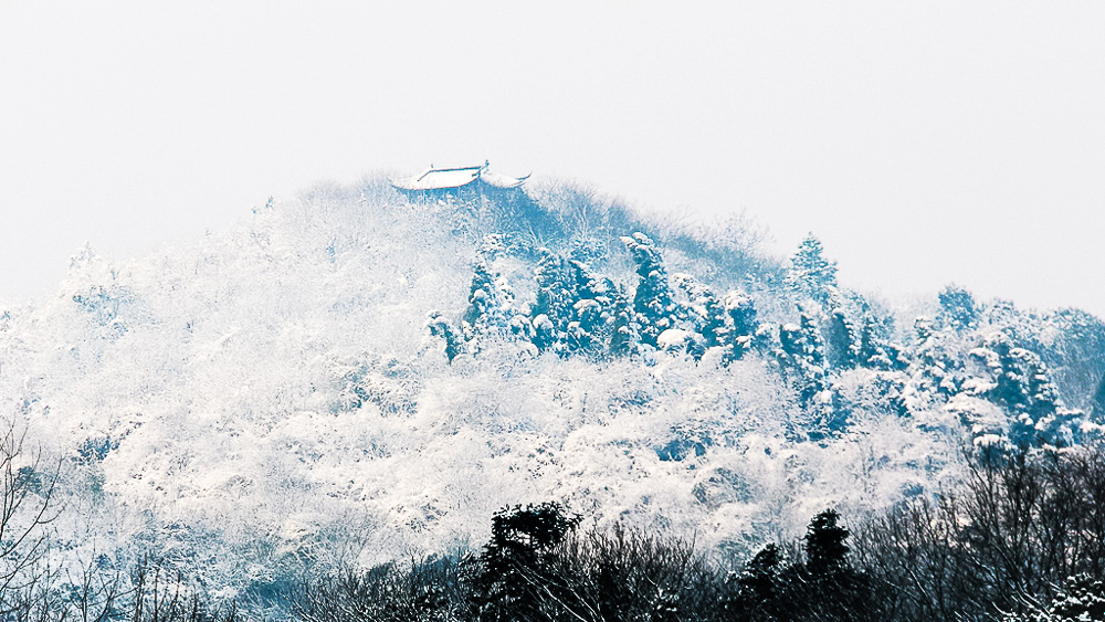 齐山雪景中的—绣春亭