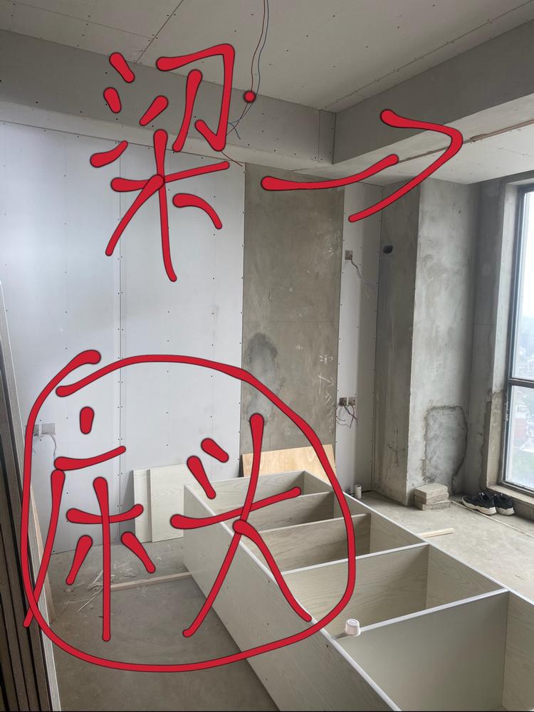 我家卧室窗户那边的梁压到床了,懂的大神知道这好不好?