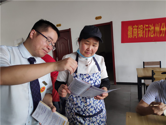 为企业食堂大姐讲解支付安全知识.jpg