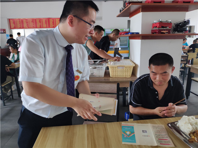 为师傅讲解非法集资、银行卡使用知识.jpg