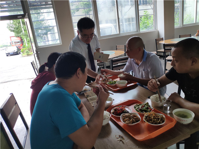 消保宣讲员讲解银行卡安全防范知识.jpg