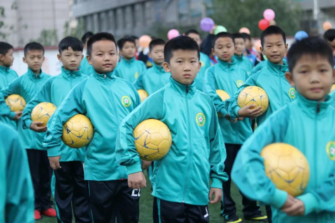 池州市小学生运动会开幕式足球表演.jpg