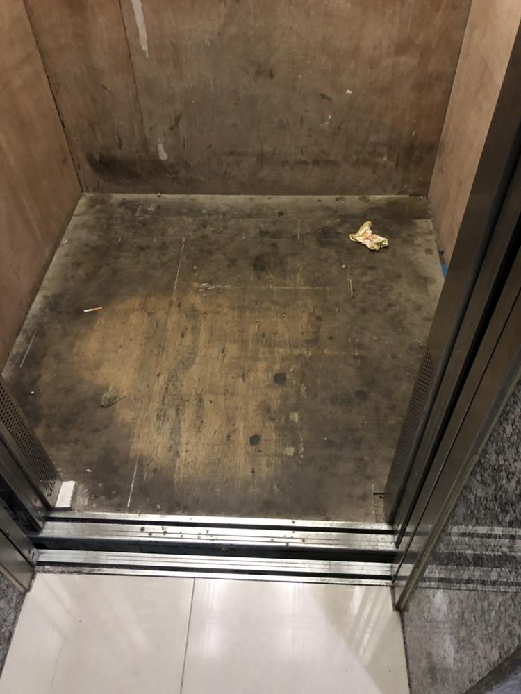 东一号3#楼电梯里面的木工板已经发霉了,怡园物业出来