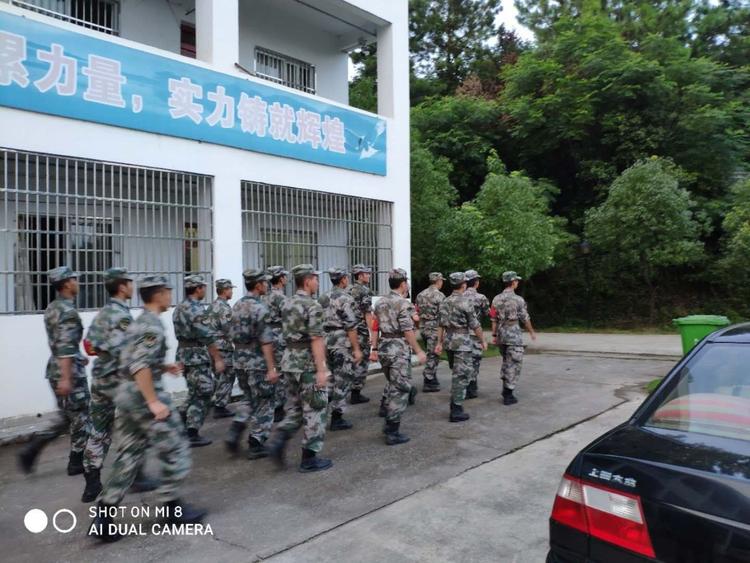 徐州某部队今天傍晚进驻茅坦中学,全力支援茅坦庆丰跃进圩