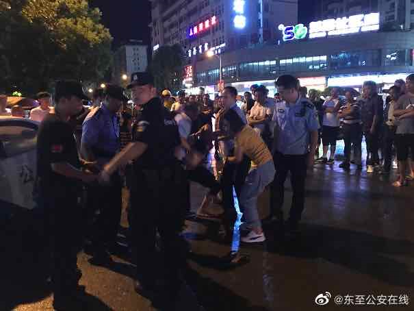 在县城某ktv门口有人打架