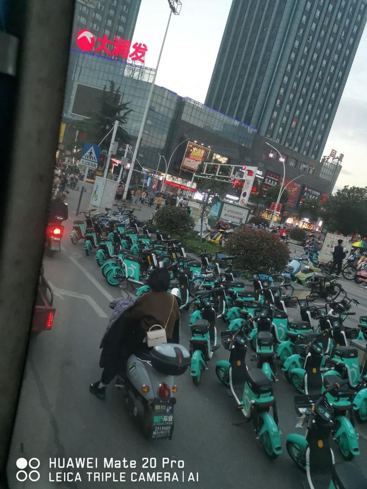 在大润发附近有这么多青桔扫码电动车,会影响交通嘛?