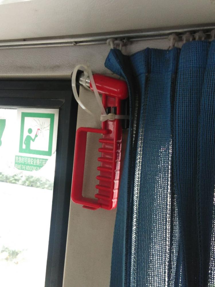 29路公交车的安全锤能这样扎吗?