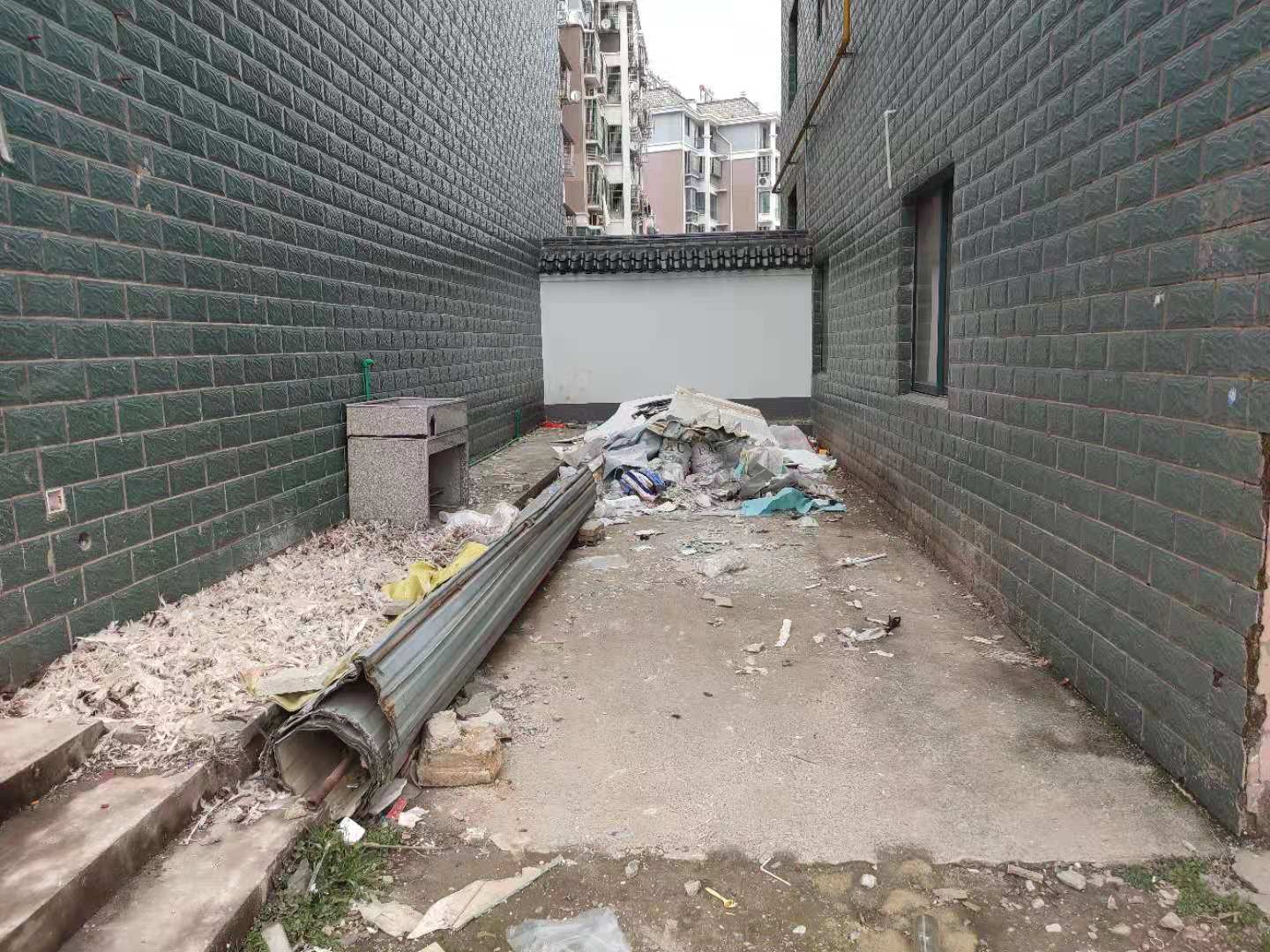 死角里的鸡毛和建筑垃圾