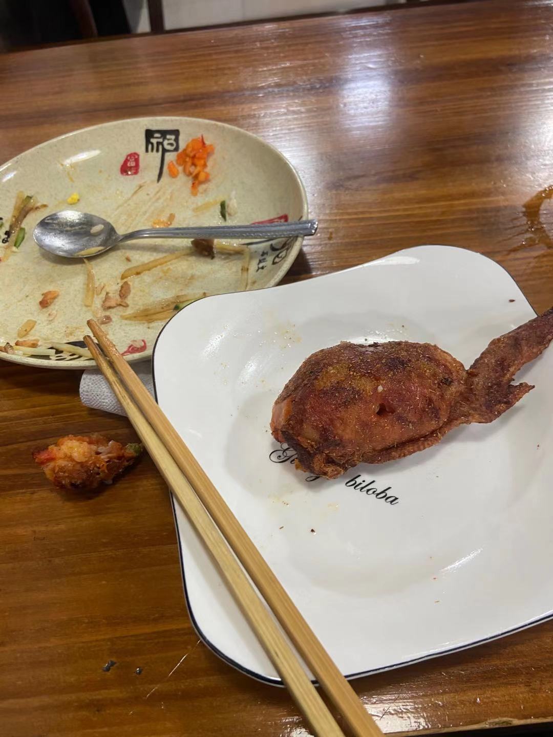 鸡翅包饭，咬一口就想吐，一股嗖味