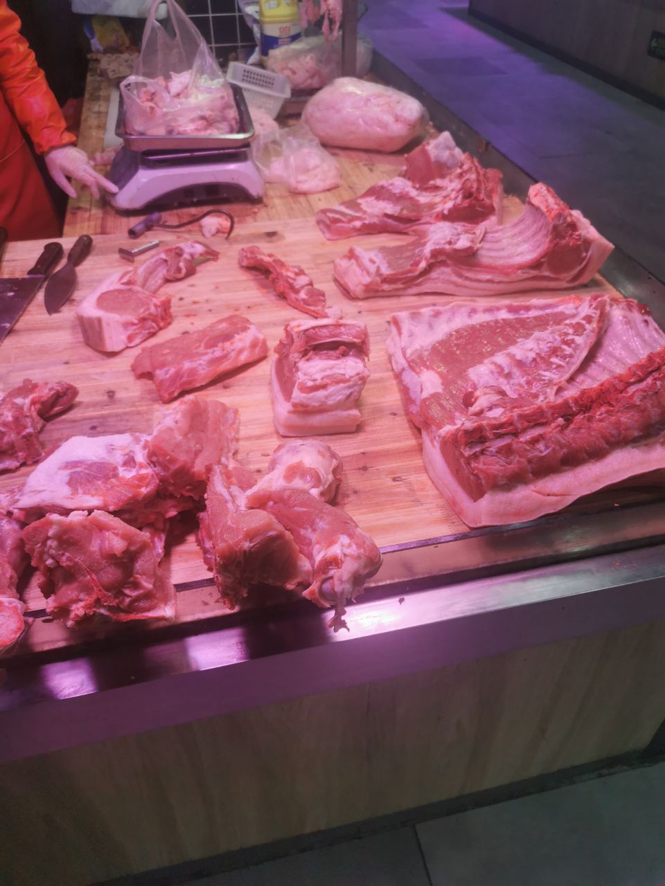 猪肉价格上涨了翠柏路菜市场五花肉今天18元一斤了