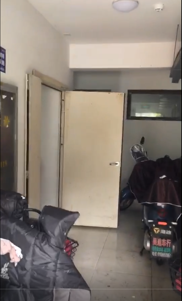 一楼出入口被堵