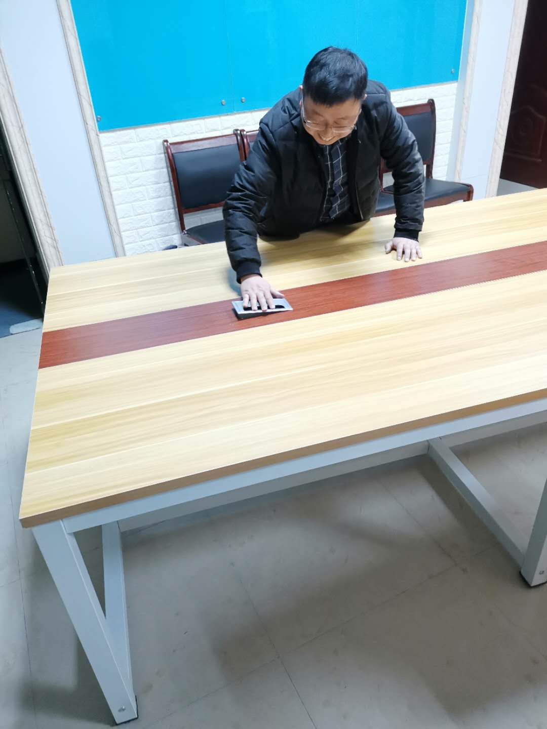 创业初期自己安装会议桌.jpg