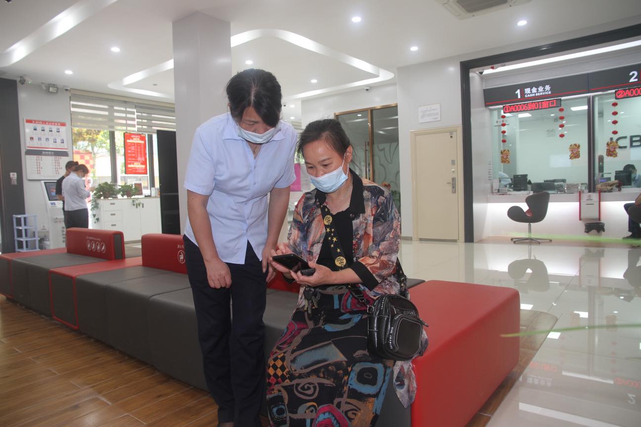 [八大优势看工行]工行池州分行积极推广借记卡定制业务增强客户服务体验.jpg.jpg