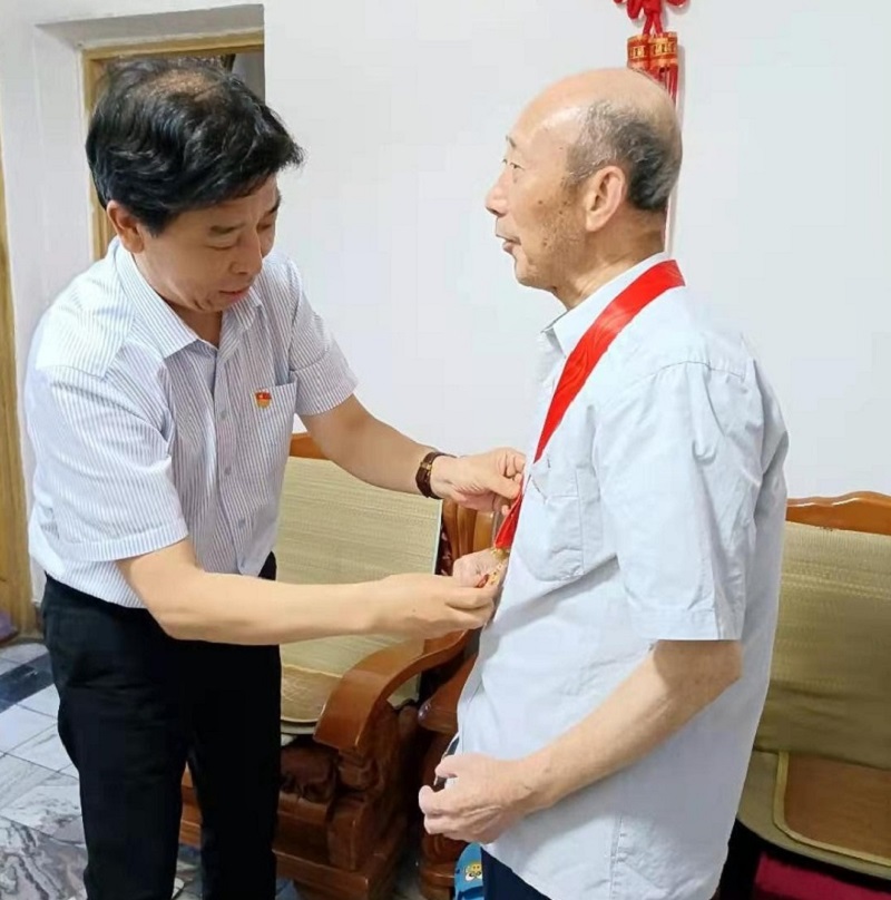 [八大优势看工行]工行池州分行认真做好“光荣在党50年”纪念章颁发工作04.jpg.jpg