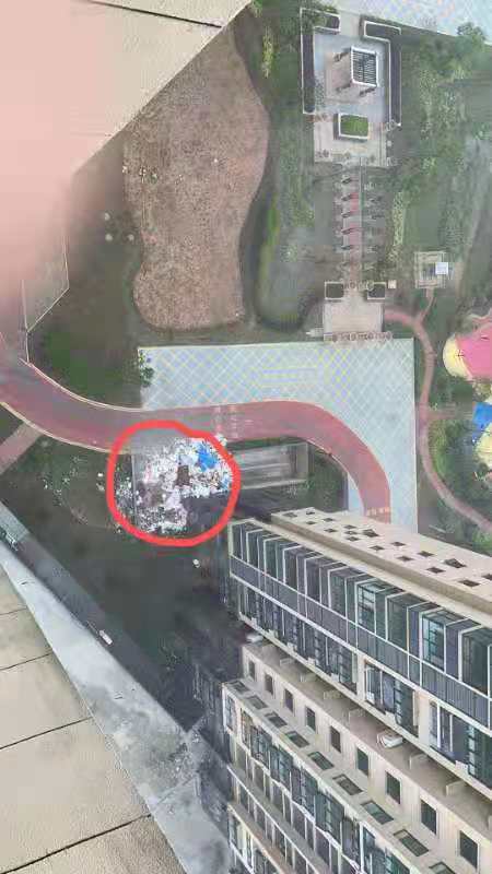 堆满车道口的建筑垃圾