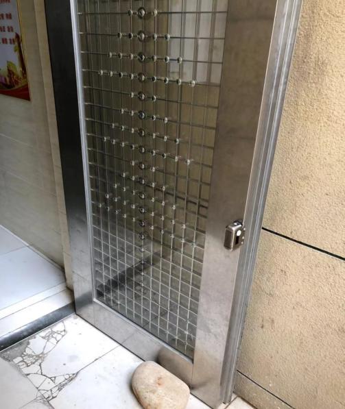 经常损坏的单元门