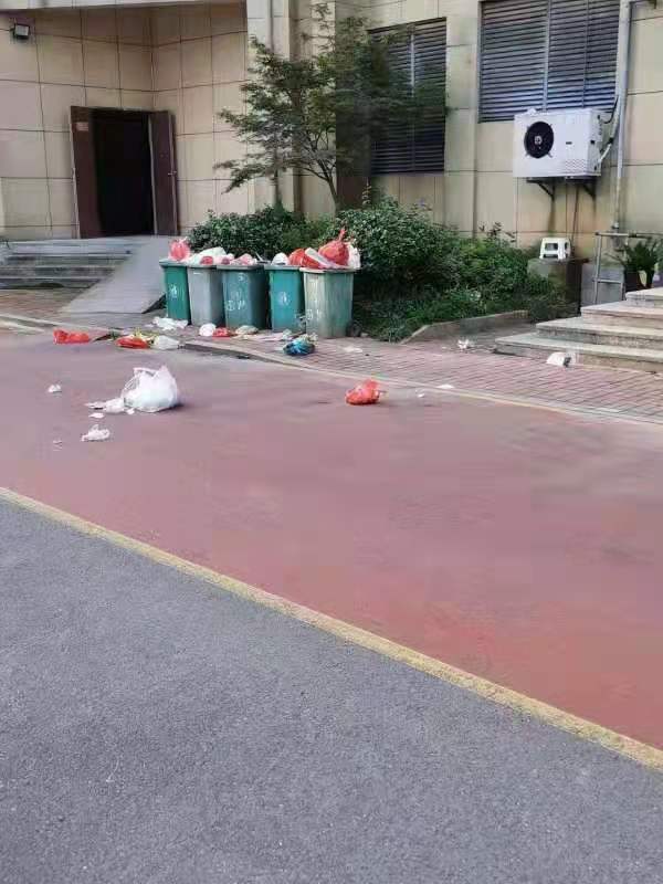 到处凌乱的生活垃圾